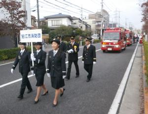 ポンプ車も市民パレードに参加しました